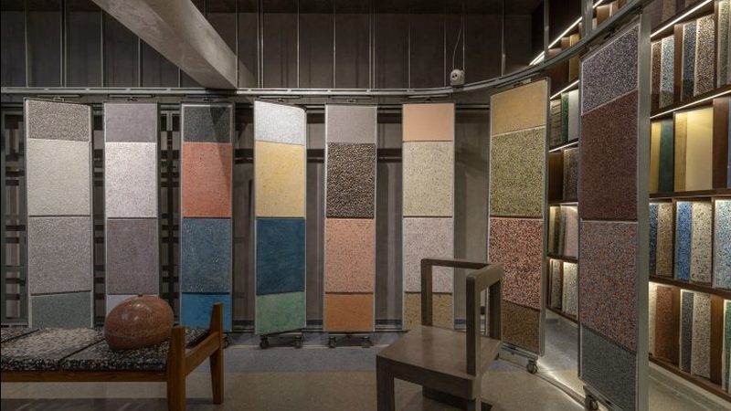 在防水材料固化后，进行贴砖工作前，需要做好以下准备工作：